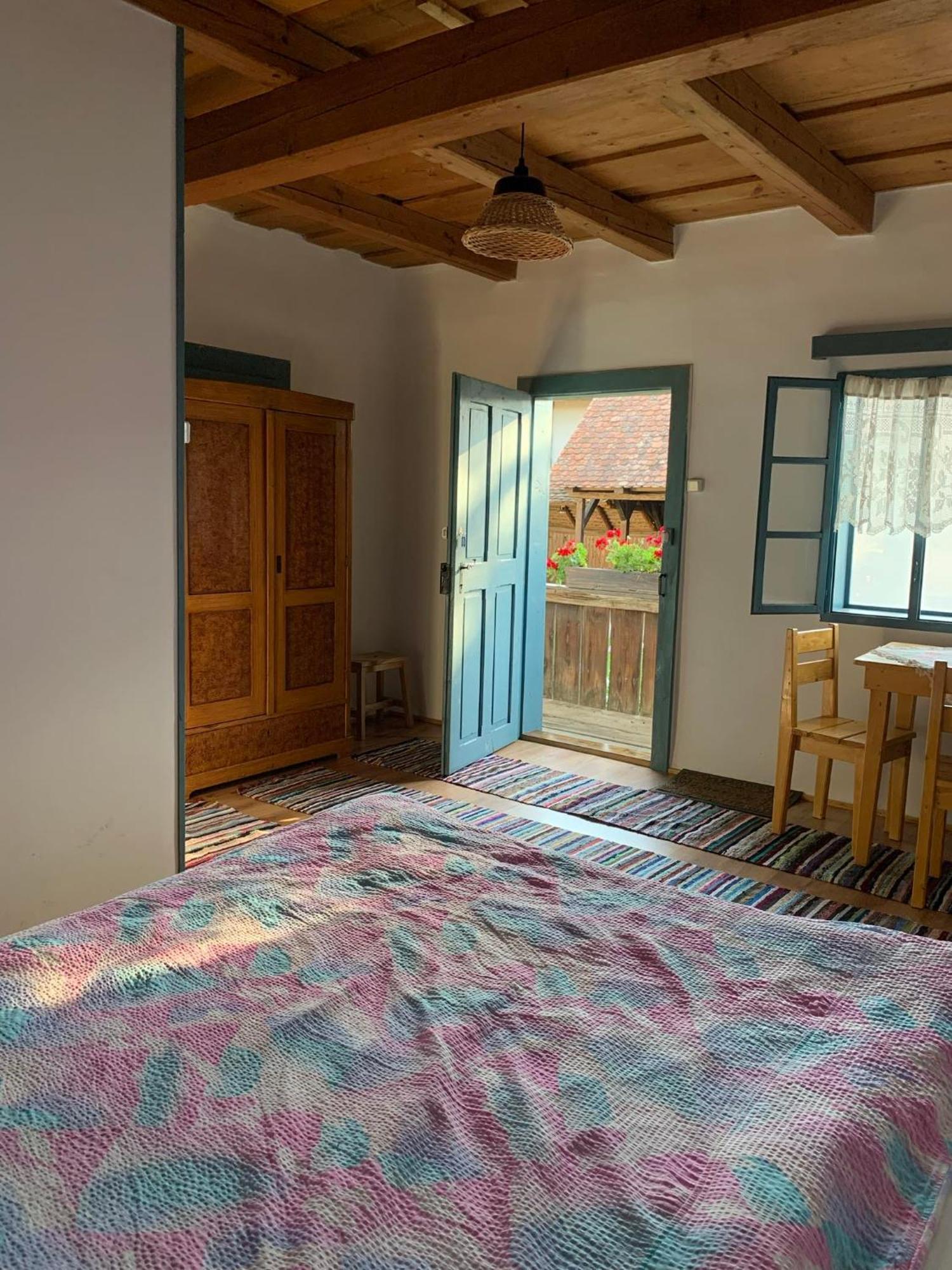 Biro Vendeghaz Hotel Sarateni ภายนอก รูปภาพ
