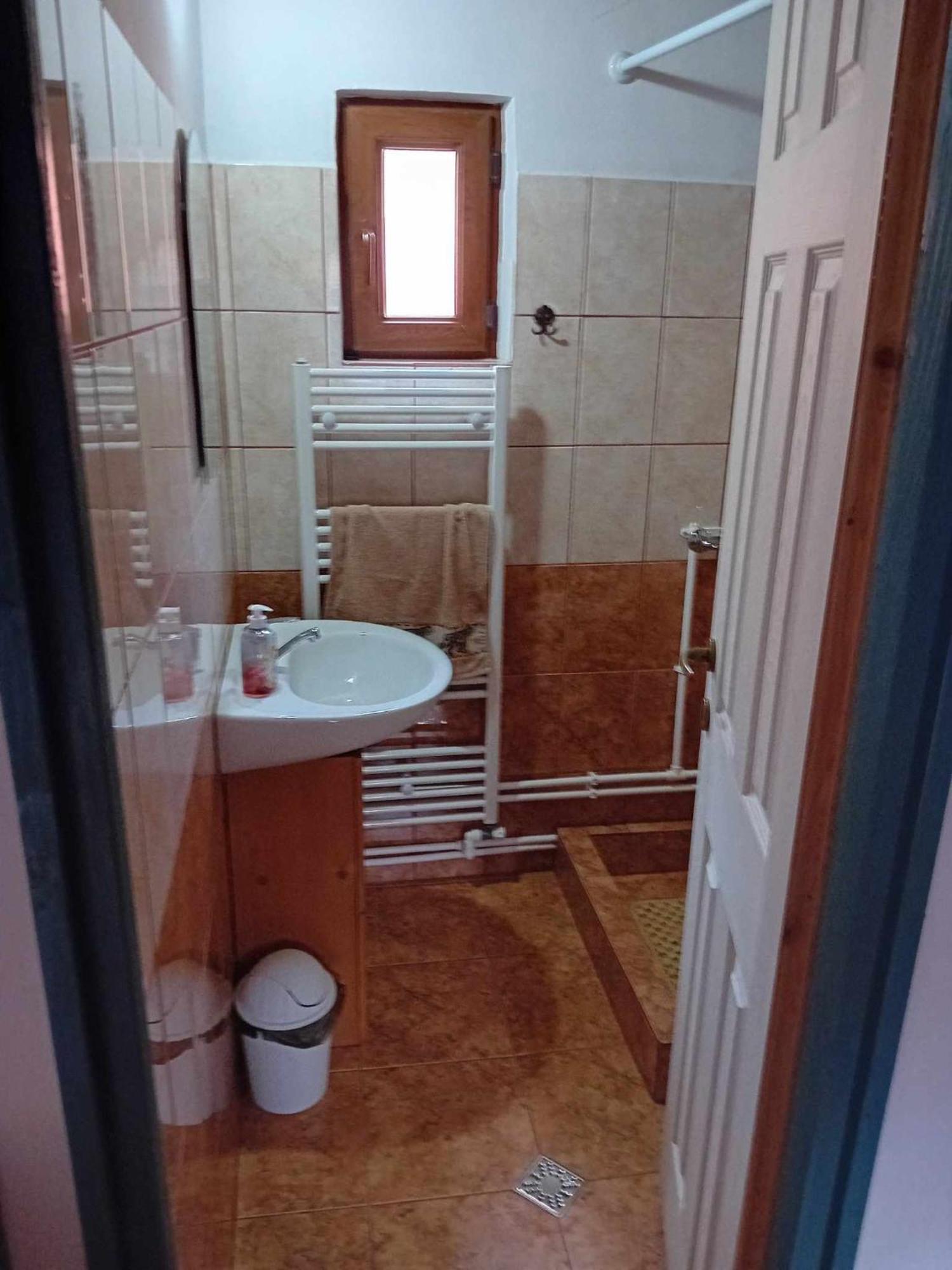 Biro Vendeghaz Hotel Sarateni ภายนอก รูปภาพ